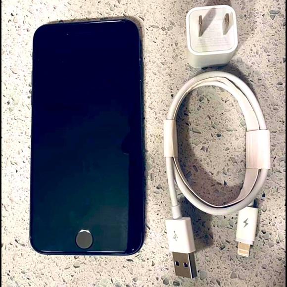 iPhone 7 - 32gb - Unlocked - Picture 1 of 3